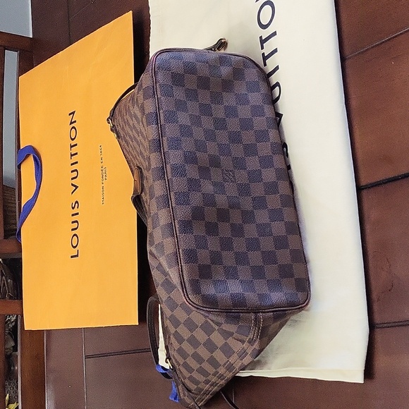 Louis Vuitton Neverfull MM - Picture 7 of 11